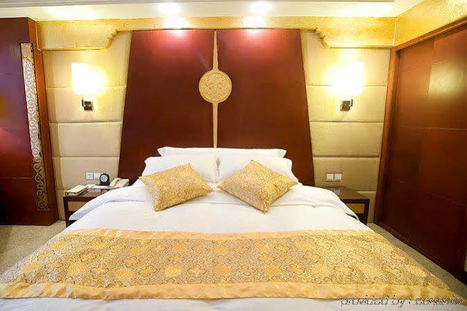 Minshan Lhasa Grand Hotel Ченду Номер фото